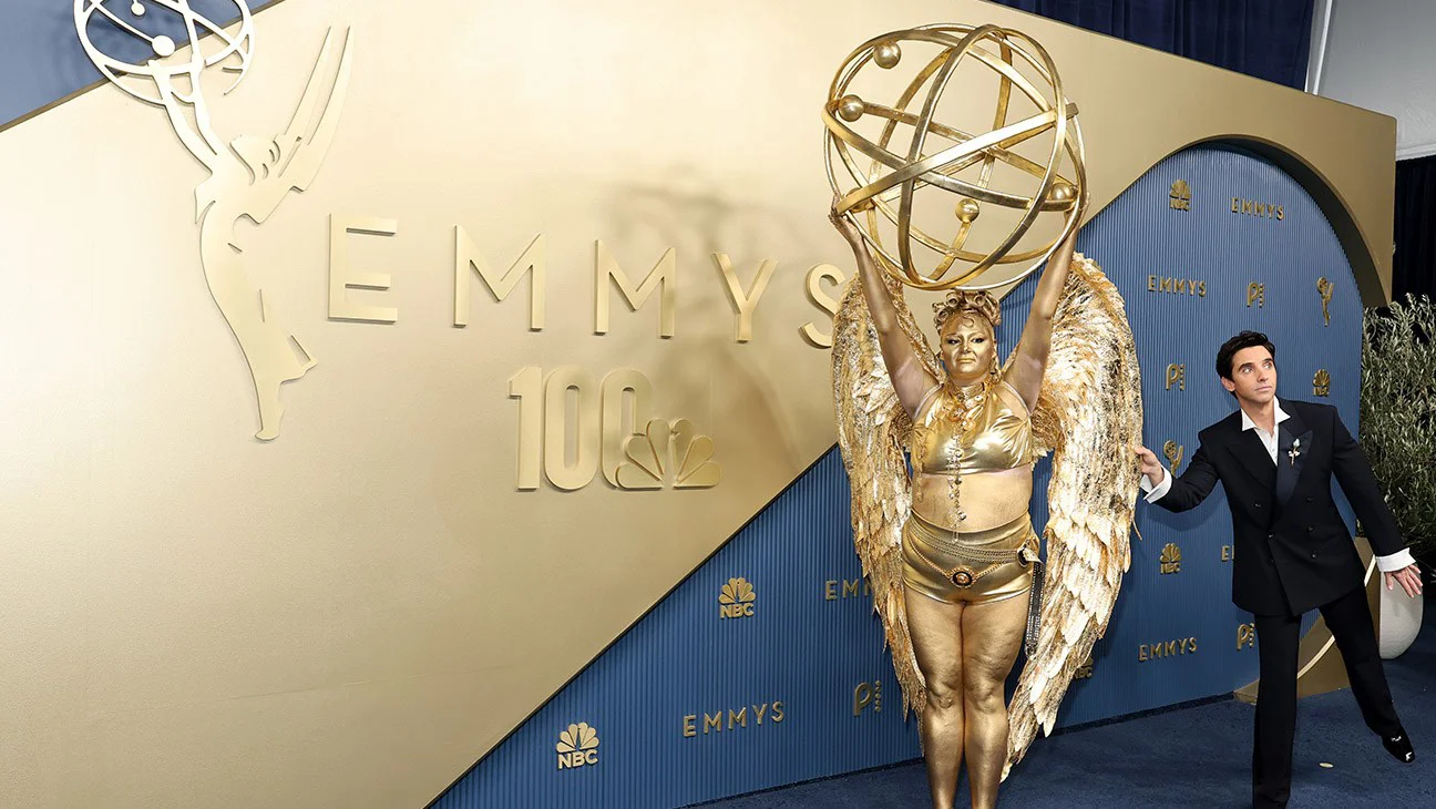 Meg Stalter arrasa en la alfombra roja de los Emmy vestida como la estatuilla dorada