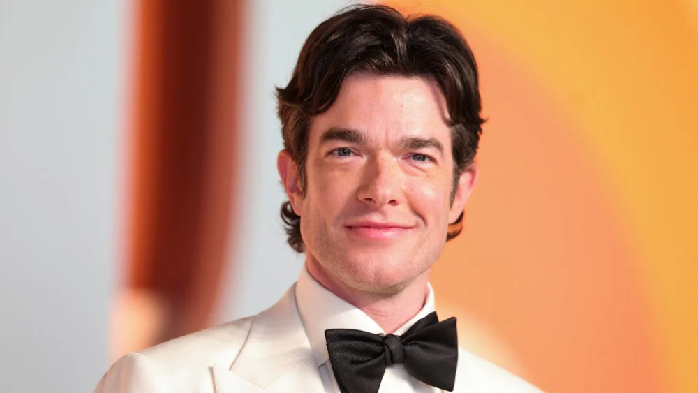 John Mulaney negocia protagonizar el reboot de 'Get Smart' de Warner Bros.