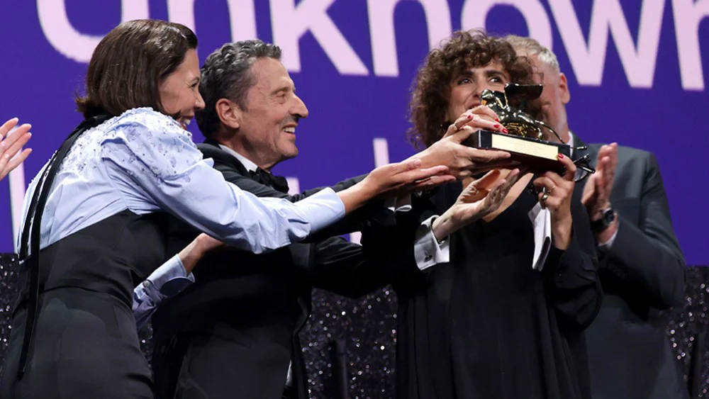 Maggie Gyllenhaal niega que el premio a 'Woman Unknown' en Venecia sea una declaración política