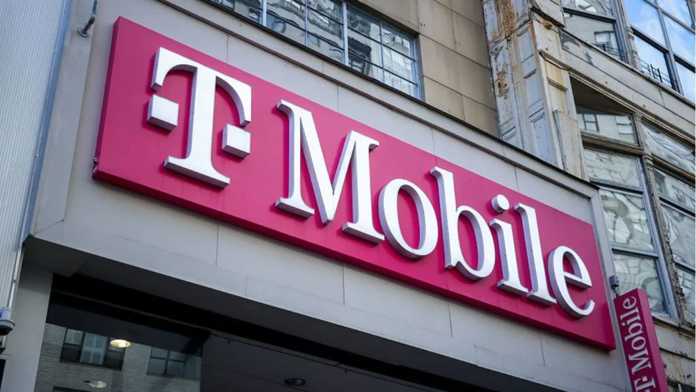 T-Mobile Fiber lanza ofertas de internet y Sabrina Ionescu colabora con Away en nueva colección