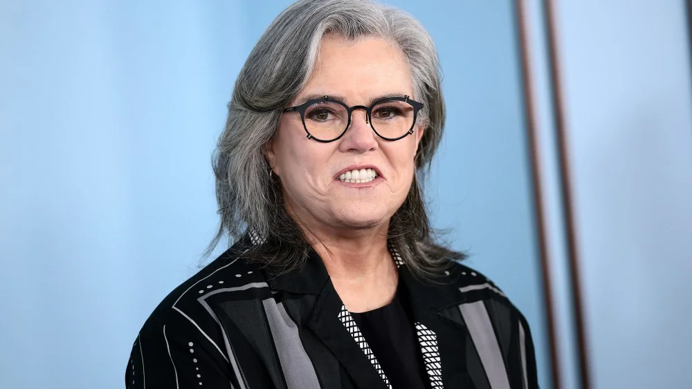 Rosie O'Donnell se reúne con sobrevivientes de Epstein y canta 'I Am Woman'