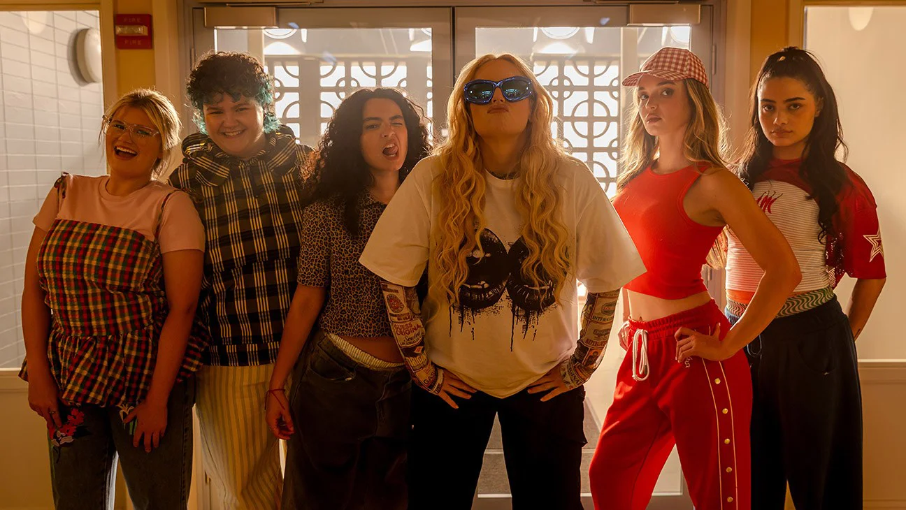 Rebel Wilson dirige y protagoniza 'Girl Group', comedia criticada por falta de originalidad en Toronto
