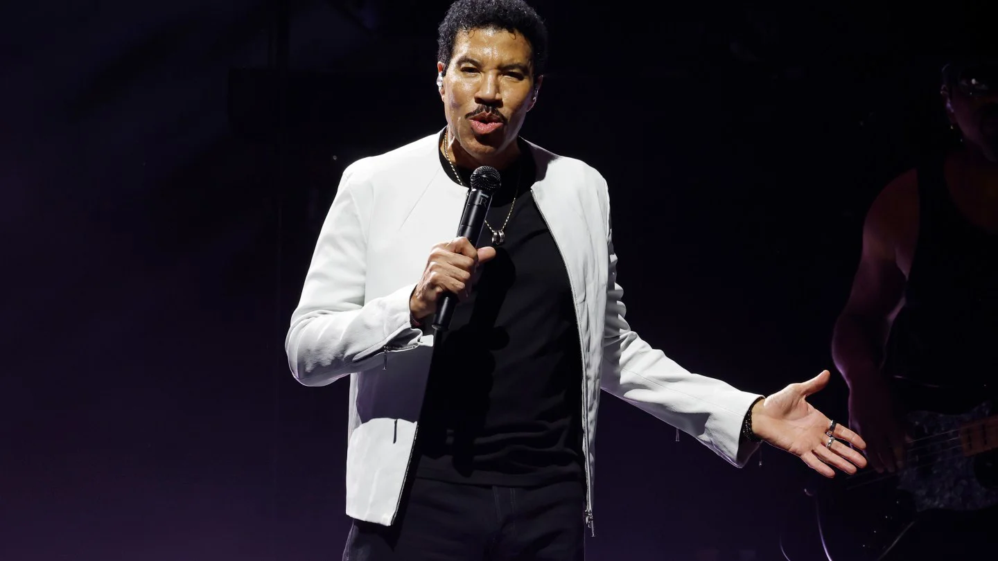 Lionel Richie es hospitalizado tras concierto en St. Louis por posible deshidratación