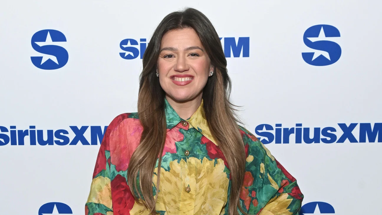 Kelly Clarkson cierra su talk show con emotivo 'Kellyoke' de 'Golden'