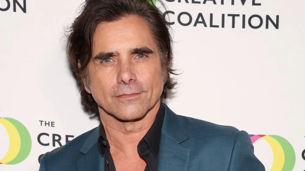 John Stamos se emociona al hablar de la paternidad en los Premios Humanitarios de The Creative Coalition