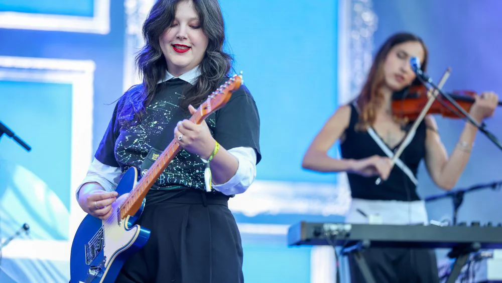 Lucy Dacus cierra la era de 'Forever Is a Feeling' con concierto orquestal en el Hollywood Bowl
