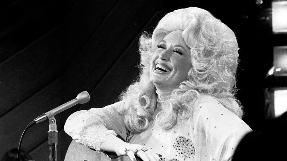 Emmys 2026 rinden tributo a Dolly Parton con actuación de Reba McEntire y discurso de Sally Field