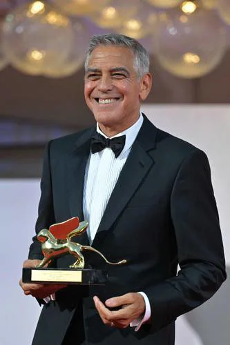 George Clooney recibe León de Oro en Venecia y critica la 'caquistocracia' en EE.UU.