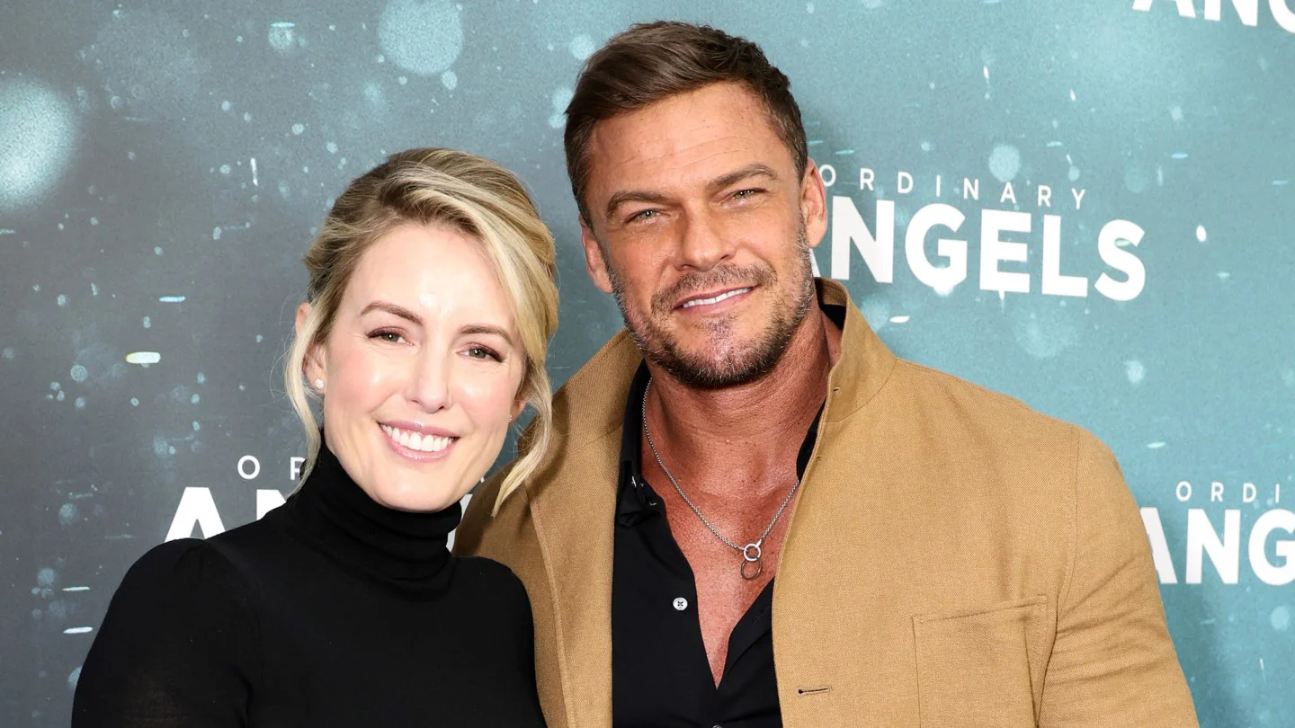 Alan Ritchson y su esposa Catherine anuncian su separación tras 20 años de matrimonio