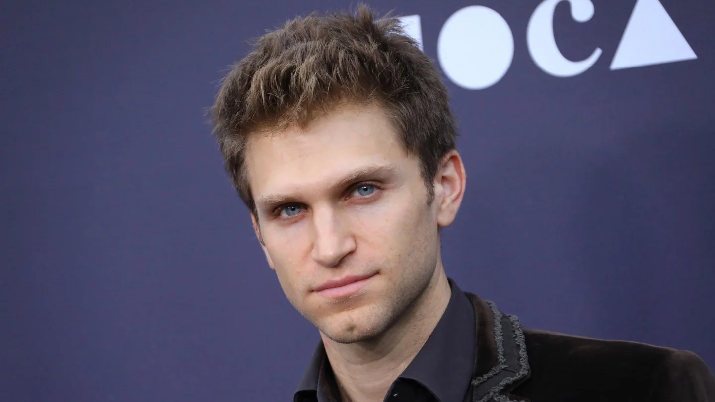 Keegan Allen, asaltado a punta de pistola y golpeado en West Hollywood