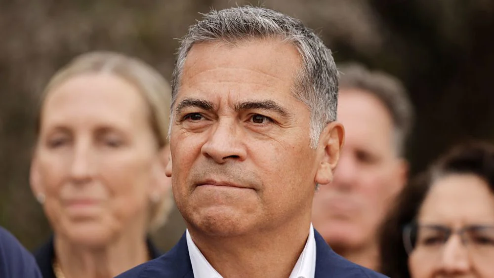 Plan de Hollywood para la gobernación de California: Becerra vs. Hilton