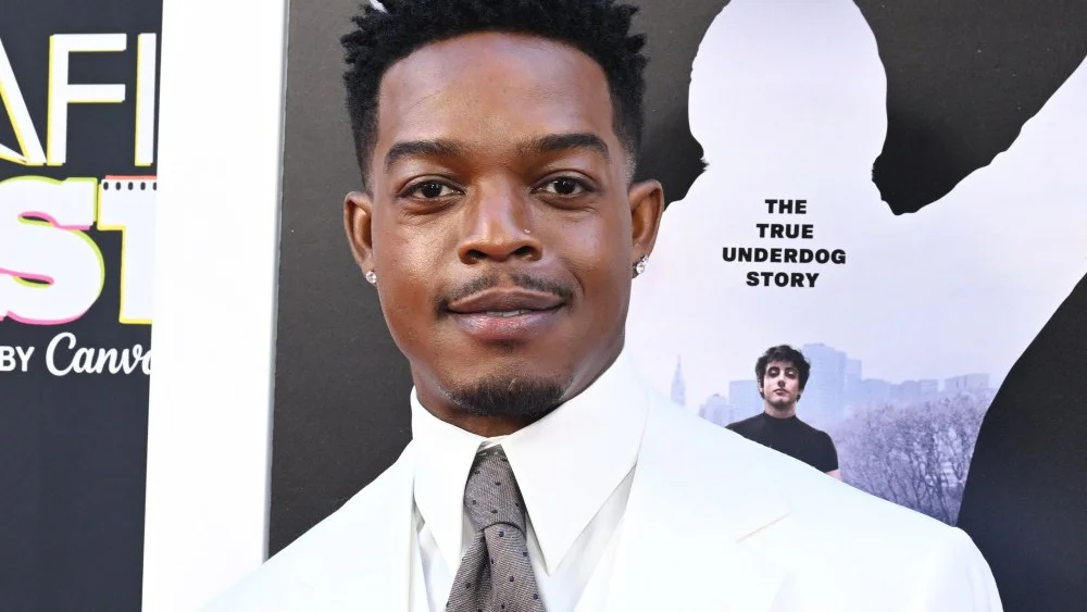 Stephan James rinde homenaje a Carl Weathers con un traje blanco en el estreno de 'I Play Rocky'
