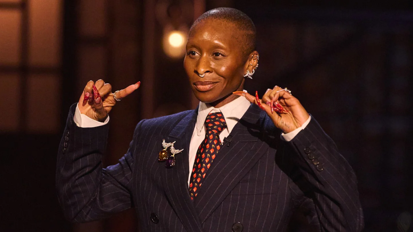 Cynthia Erivo presenta el final de la temporada 2 de SNL UK en Londres