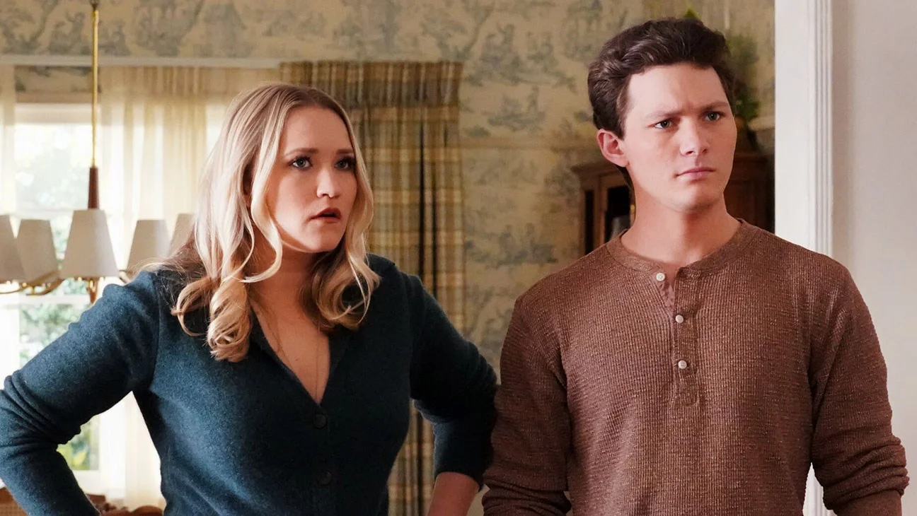 Emily Osment pidió coordinadora de intimidad en Young Sheldon por incomodidad con la diferencia de edad con Montana Jordan