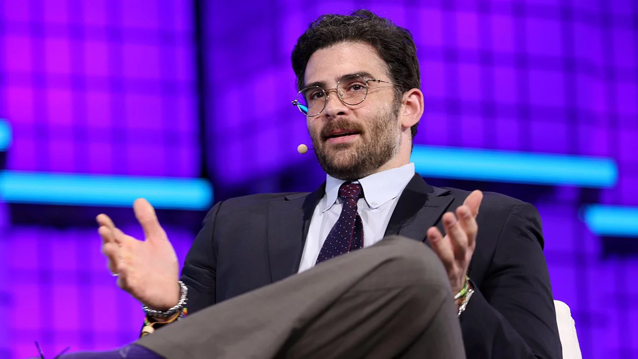 Hasan Piker demanda a Scott Jennings por difamación y exige 72.5 millones de dólares