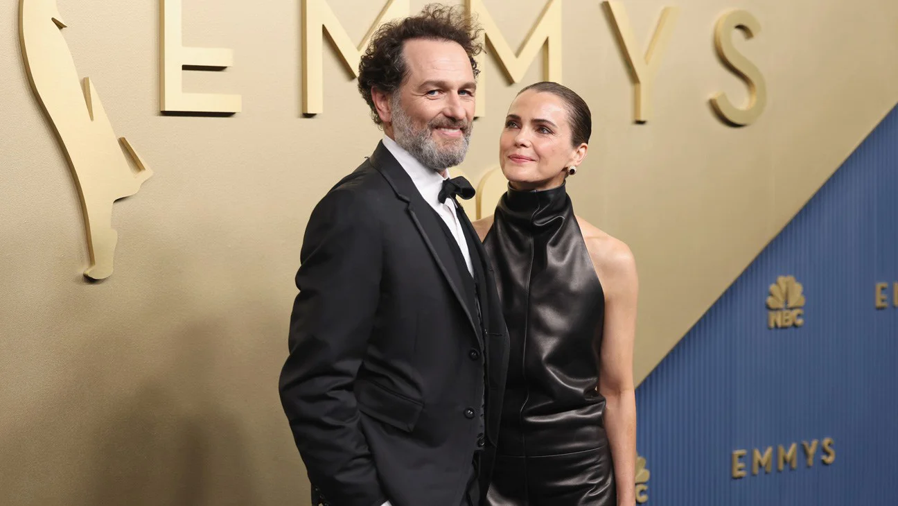 Matthew Rhys gana dos Emmys 2026 y Keri Russell revela que le pidió no agradecerla en su discurso