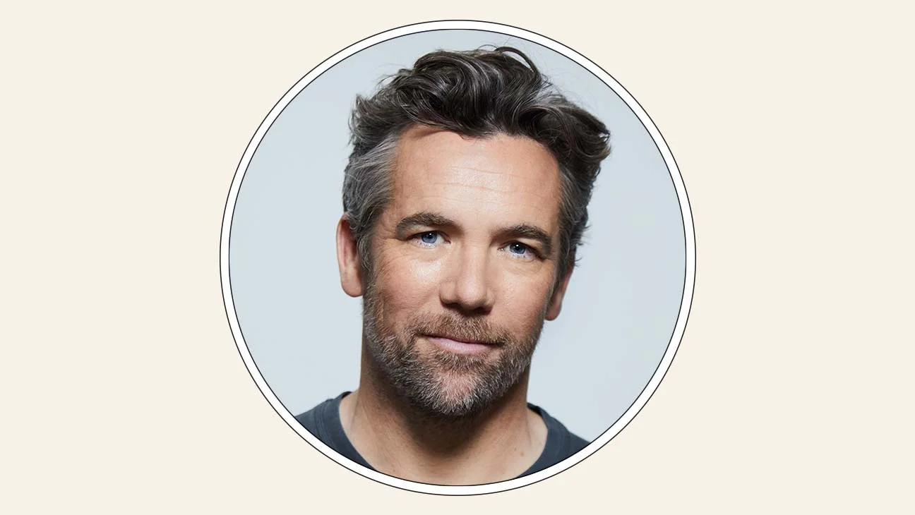 Patrick Brammall cierra 'Colin From Accounts' y se consolida en Hollywood con 'The Devil Wears Prada 2' y 'Last Seen'