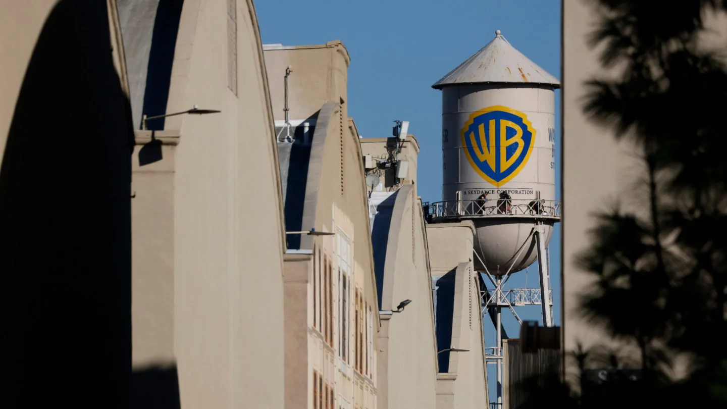 David Ellison habla ante empleados en el lote de Warner Bros. tras la adquisición de Paramount