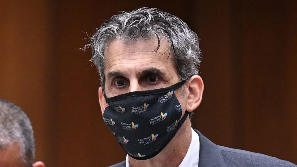 Eric Weinberg, ex escritor de 'Scrubs', va a juicio por 23 cargos de violación y agresión sexual