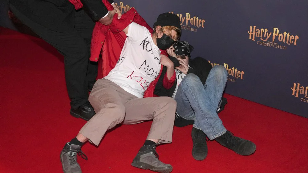 Activistas trans irrumpen en la alfombra roja de la gala de 'Harry Potter and the Cursed Child' en Londres